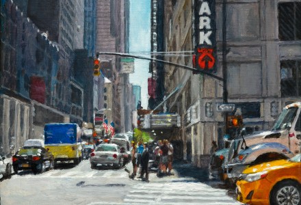 Intersección de calles de Nueva York con taxis, coches y gente